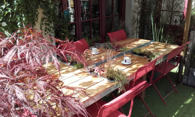 Table restaurant terrasse extérieur esprit vert
